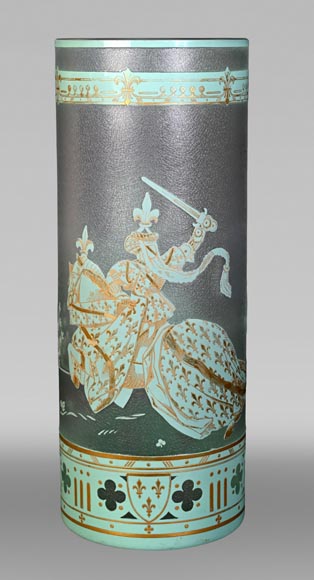 Baccarat Crystal (after), large cylindrical vase in green and white double-layered glass decorated with fleur-de-lis horsemen Baccarat Crystal (after), large cylindrical vase in green and white double-layered glass decorated with fleur-de-lis horsemen-0