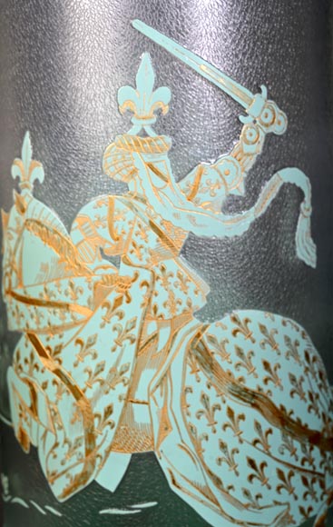 Baccarat Crystal (after), large cylindrical vase in green and white double-layered glass decorated with fleur-de-lis horsemen Baccarat Crystal (after), large cylindrical vase in green and white double-layered glass decorated with fleur-de-lis horsemen-1