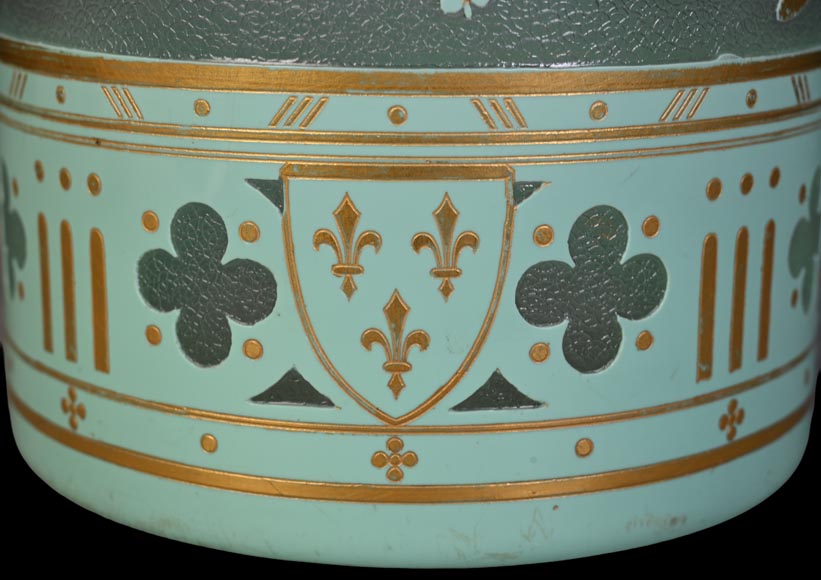 Baccarat Crystal (after), large cylindrical vase in green and white double-layered glass decorated with fleur-de-lis horsemen Baccarat Crystal (after), large cylindrical vase in green and white double-layered glass decorated with fleur-de-lis horsemen-2