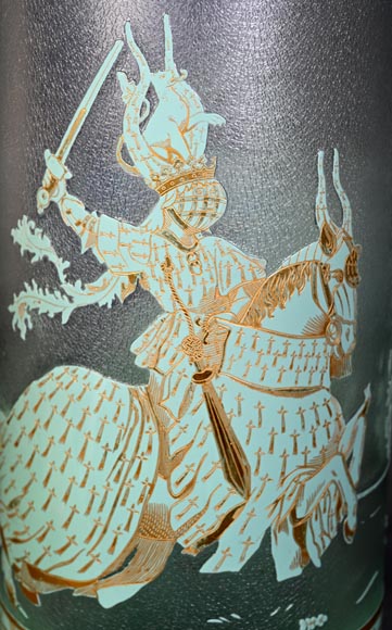 Baccarat Crystal (after), large cylindrical vase in green and white double-layered glass decorated with fleur-de-lis horsemen Baccarat Crystal (after), large cylindrical vase in green and white double-layered glass decorated with fleur-de-lis horsemen-3