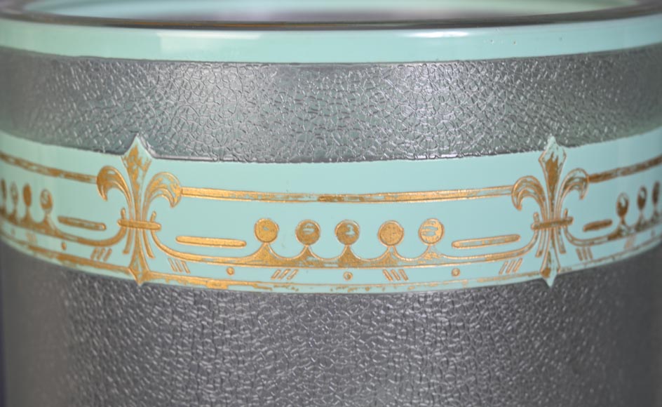 Baccarat Crystal (after), large cylindrical vase in green and white double-layered glass decorated with fleur-de-lis horsemen Baccarat Crystal (after), large cylindrical vase in green and white double-layered glass decorated with fleur-de-lis horsemen-4