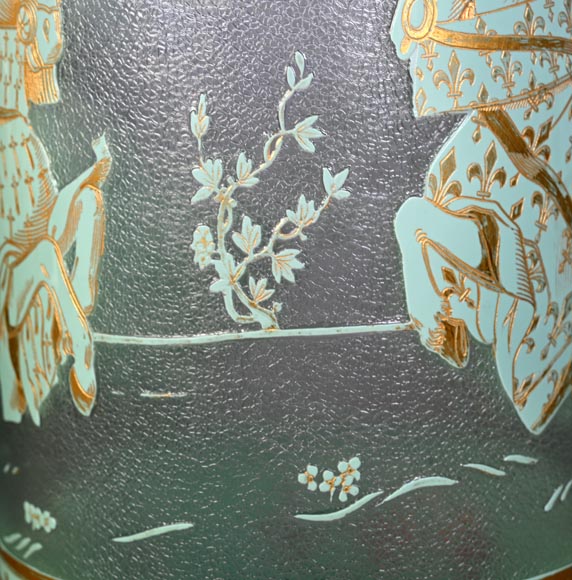 Baccarat Crystal (after), large cylindrical vase in green and white double-layered glass decorated with fleur-de-lis horsemen Baccarat Crystal (after), large cylindrical vase in green and white double-layered glass decorated with fleur-de-lis horsemen-6