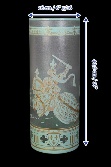 Baccarat Crystal (after), large cylindrical vase in green and white double-layered glass decorated with fleur-de-lis horsemen Baccarat Crystal (after), large cylindrical vase in green and white double-layered glass decorated with fleur-de-lis horsemen-9