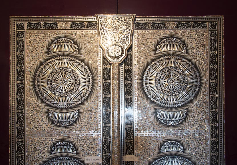 Pair of lacquered sliding double doors with mother-of-pearl decor-2