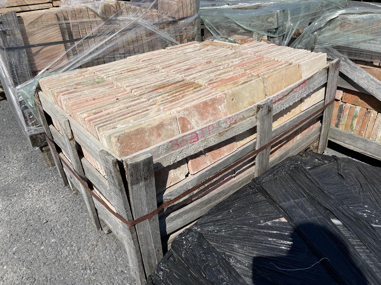 Set of around 17 m² of terracotta floor tiles in square shape-4