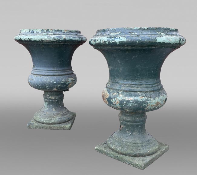 Pair of Medici-form cast iron garden urns Pair of Medici-form cast iron garden urns-0