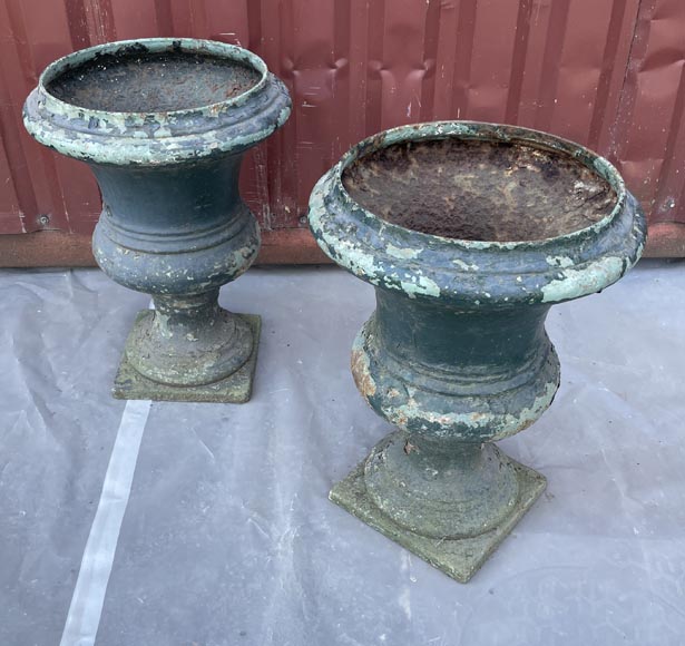 Pair of Medici-form cast iron garden urns Pair of Medici-form cast iron garden urns-1