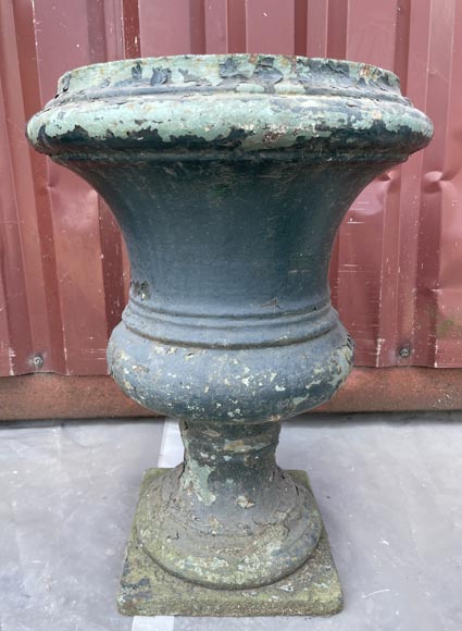Pair of Medici-form cast iron garden urns Pair of Medici-form cast iron garden urns-2