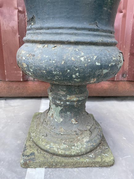 Pair of Medici-form cast iron garden urns Pair of Medici-form cast iron garden urns-4