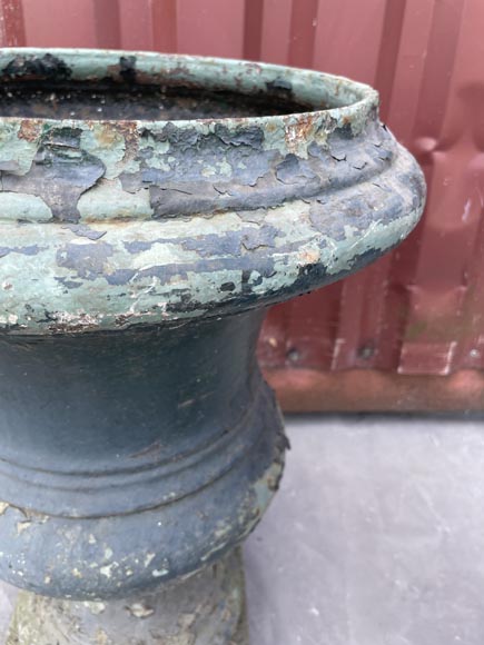 Pair of Medici-form cast iron garden urns Pair of Medici-form cast iron garden urns-5