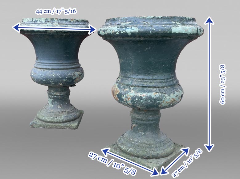 Pair of Medici-form cast iron garden urns Pair of Medici-form cast iron garden urns-6