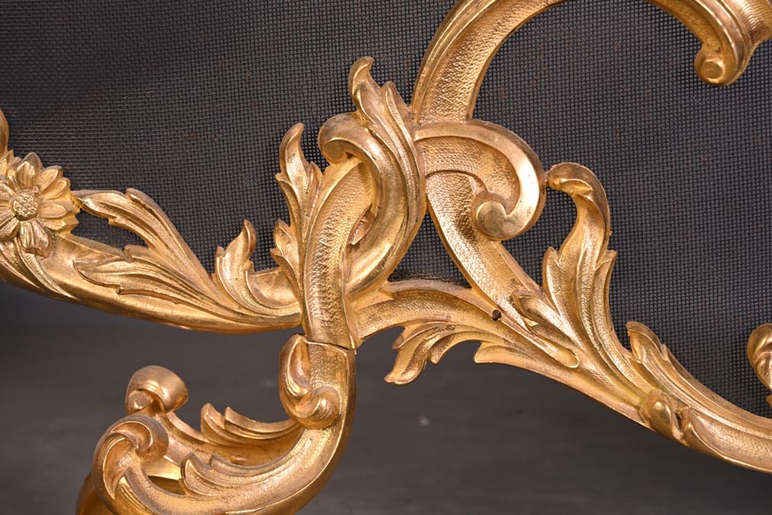 Rocaille-style fire screen in regilded bronze, asymmetrical design-5