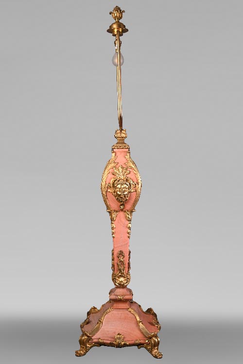 Fonderie Fumière & Co, Rococo pink marble lamp with gilded bronze masks, circa 1906-1926