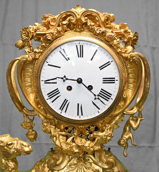 Rococo-style dromedary clock-2
