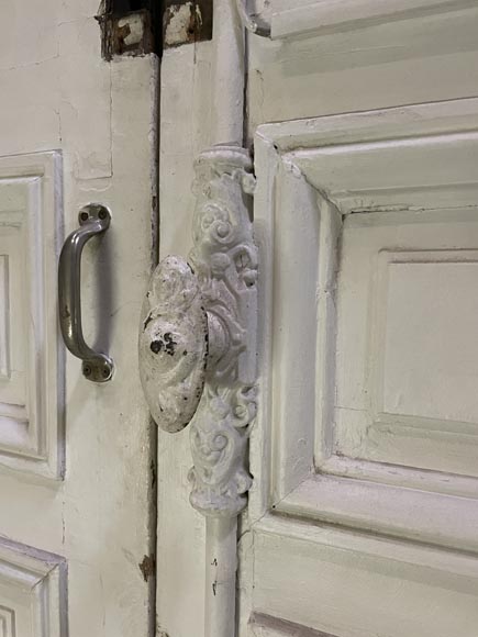 Porte cochère with cast-iron grate-17