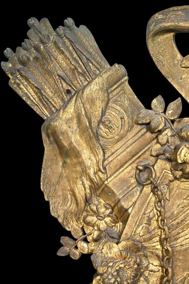 Union Centrale des Arts Décoratifs, decorative gilded bronze plaque in the form of a shield, featuring Winged Victory and trophies of arms Union Centrale des Arts Décoratifs, decorative gilded bronze plaque in the form of a shield, featuring Winged Victory and trophies of arms-4