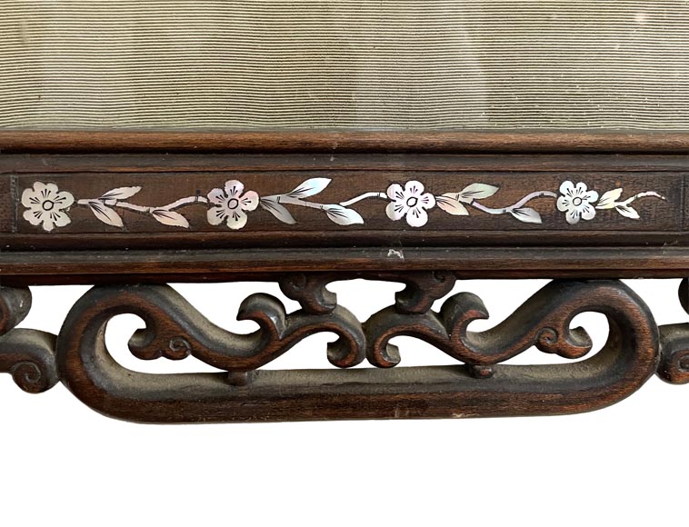 aponesque frame in carved wood and mother-of-pearl marquetry, decorated with a bronze dragon, with its silk painting depicting a winter landscape-4