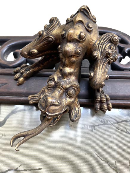 japonesque frame in carved wood and mother-of-pearl marquetry, decorated with a bronze dragon, with its silk painting depicting a winter landscape japonesque frame in carved wood and mother-of-pearl marquetry, decorated with a bronze dragon, with its silk painting depicting a winter landscape-1