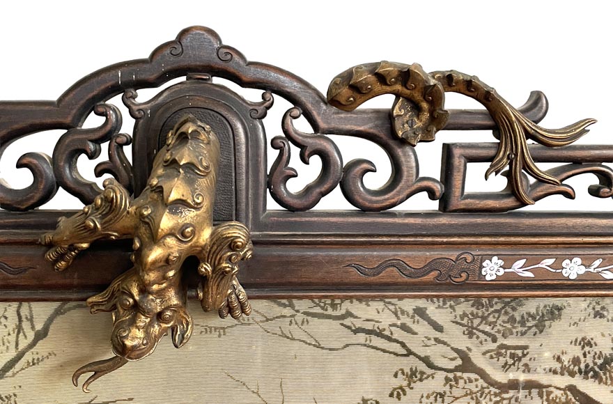 japonesque frame in carved wood and mother-of-pearl marquetry, decorated with a bronze dragon, with its silk painting depicting a winter landscape japonesque frame in carved wood and mother-of-pearl marquetry, decorated with a bronze dragon, with its silk painting depicting a winter landscape-2