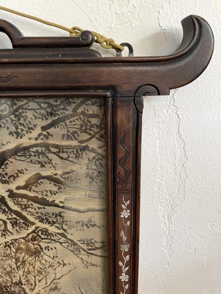 japonesque frame in carved wood and mother-of-pearl marquetry, decorated with a bronze dragon, with its silk painting depicting a winter landscape japonesque frame in carved wood and mother-of-pearl marquetry, decorated with a bronze dragon, with its silk painting depicting a winter landscape-3
