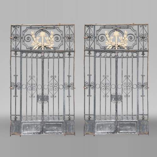 Pair of double-leaf gates in cast iron, with its frame