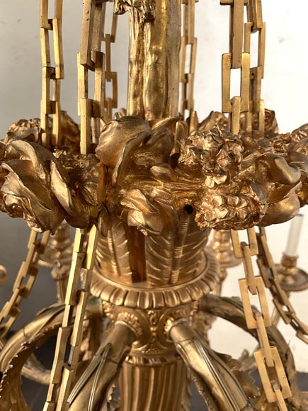 Louis XVI-style gilt-bronze chandelier with eighteen lights, featuring a garland of roses and a ribbon bow-4