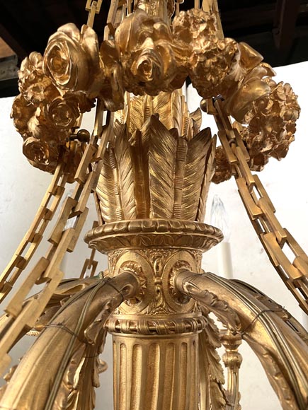 Louis XVI-style gilt-bronze chandelier with eighteen lights, featuring a garland of roses and a ribbon bow-5