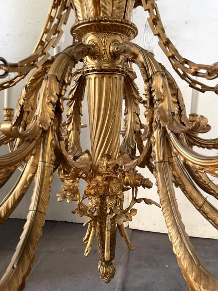 Louis XVI-style gilt-bronze chandelier with eighteen lights, featuring a garland of roses and a ribbon bow-7