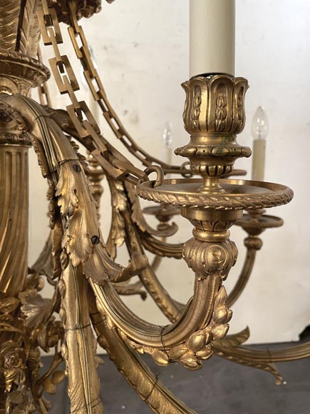 Louis XVI-style gilt-bronze chandelier with eighteen lights, featuring a garland of roses and a ribbon bow-9