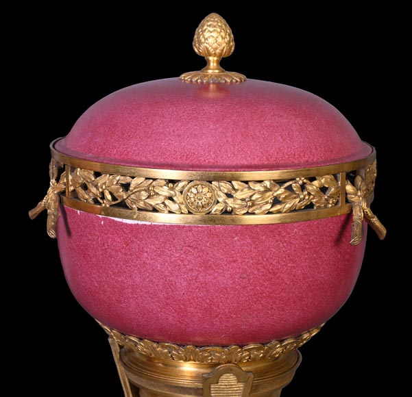 Escalier de CRISTAL (in the spirit of), Pair of pink porcelain potpourris, 19th century-3