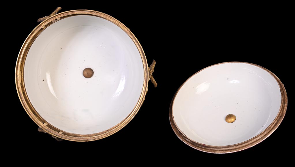 Escalier de CRISTAL (in the spirit of), Pair of pink porcelain potpourris, 19th century-11