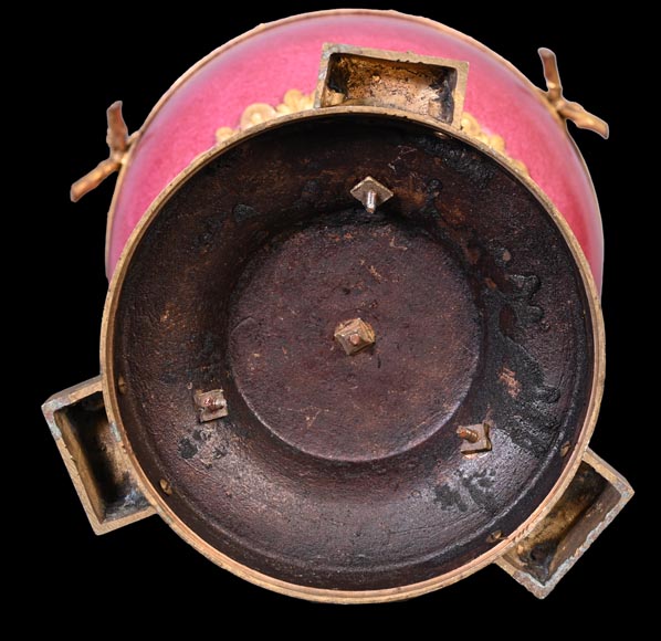 Escalier de CRISTAL (in the spirit of), Pair of pink porcelain potpourris, 19th century-12