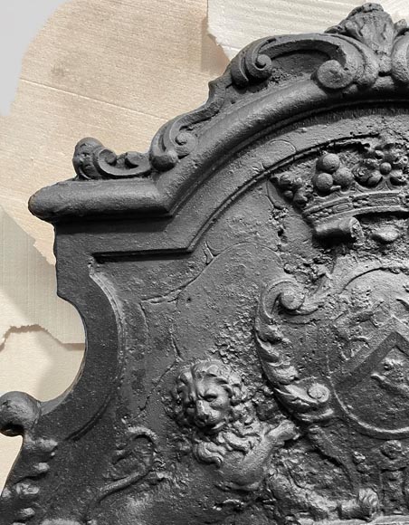 Fireback bearing a coat of arms and decorated with lions Fireback bearing a coat of arms and decorated with lions-1