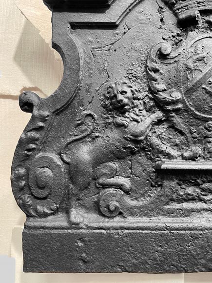Fireback bearing a coat of arms and decorated with lions Fireback bearing a coat of arms and decorated with lions-2