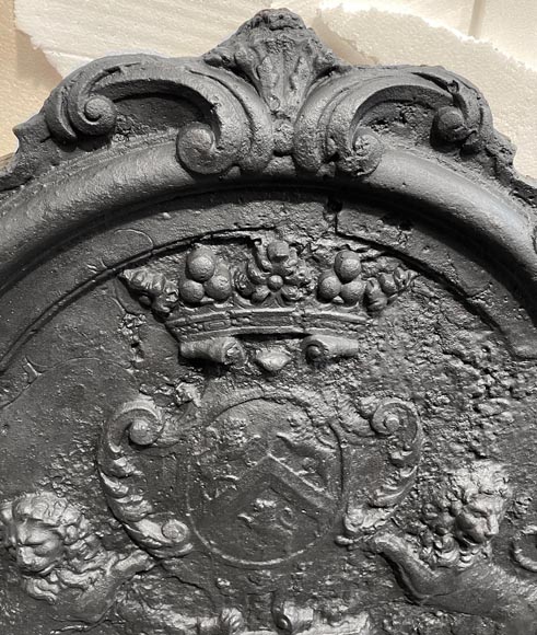 Fireback bearing a coat of arms and decorated with lions Fireback bearing a coat of arms and decorated with lions-3