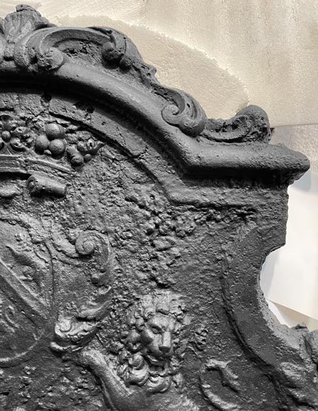 Fireback bearing a coat of arms and decorated with lions Fireback bearing a coat of arms and decorated with lions-5
