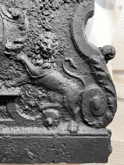 Fireback bearing a coat of arms and decorated with lions Fireback bearing a coat of arms and decorated with lions-6