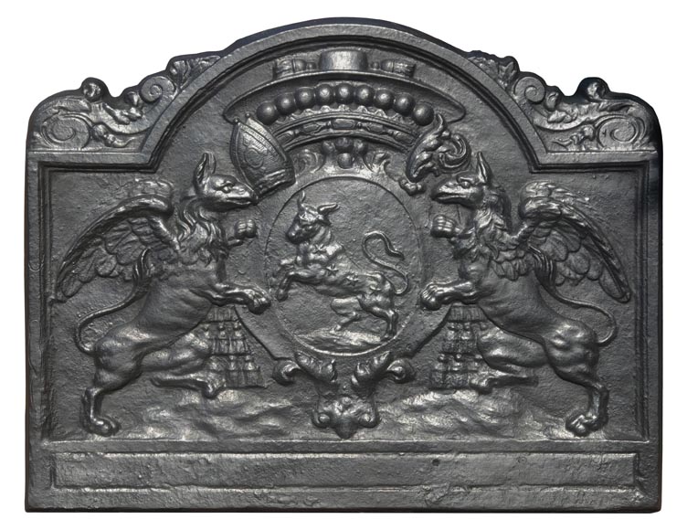 Important fireplace plaque with the coat of arms of David-Nicolas de Berthier, with a bull framed by two griffins-0