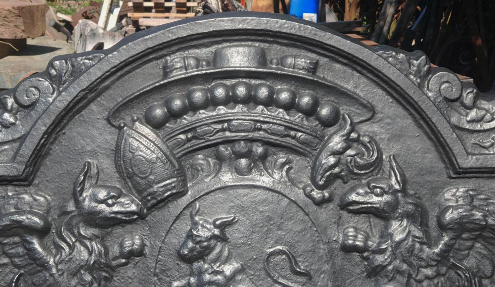 Important fireplace plaque with the coat of arms of David-Nicolas de Berthier, with a bull framed by two griffins-1