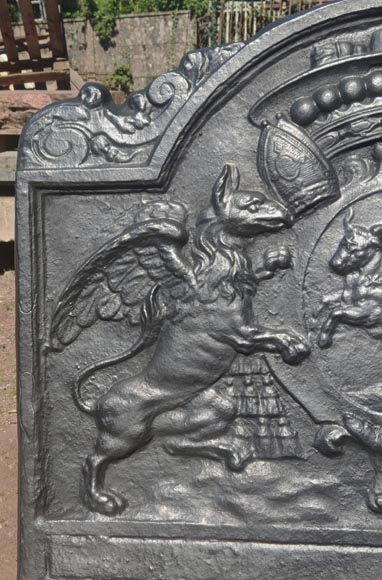 Important fireplace plaque with the coat of arms of David-Nicolas de Berthier, with a bull framed by two griffins-2