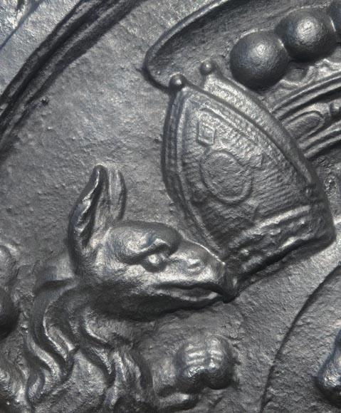Important fireplace plaque with the coat of arms of David-Nicolas de Berthier, with a bull framed by two griffins-3