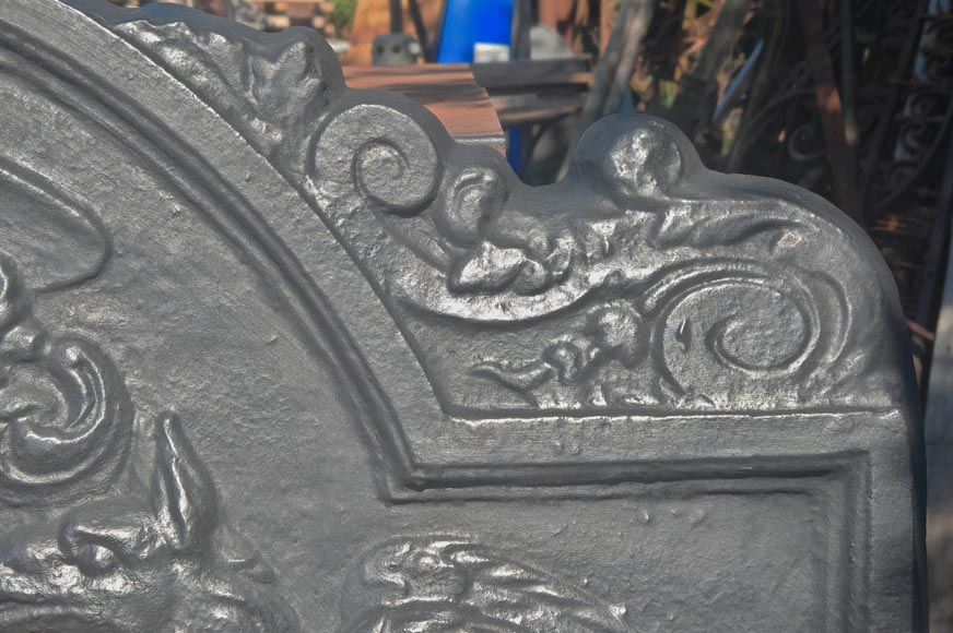 Important fireplace plaque with the coat of arms of David-Nicolas de Berthier, with a bull framed by two griffins-4