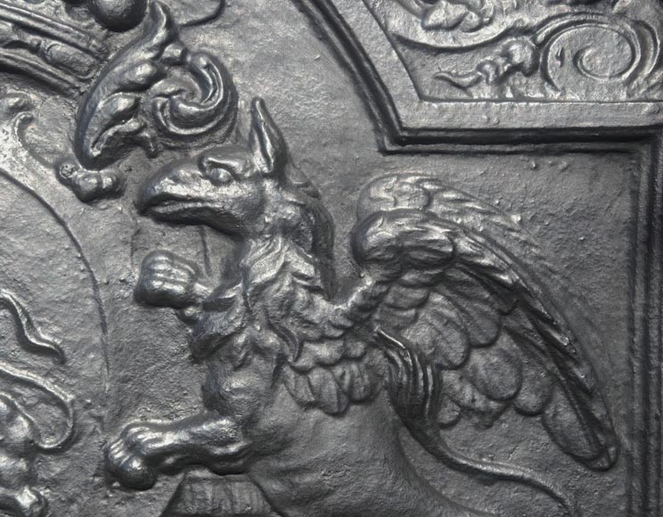 Important fireplace plaque with the coat of arms of David-Nicolas de Berthier, with a bull framed by two griffins-5