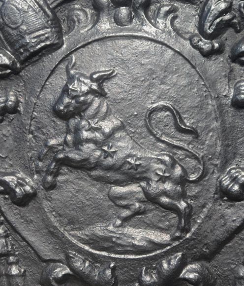 Important fireplace plaque with the coat of arms of David-Nicolas de Berthier, with a bull framed by two griffins-6