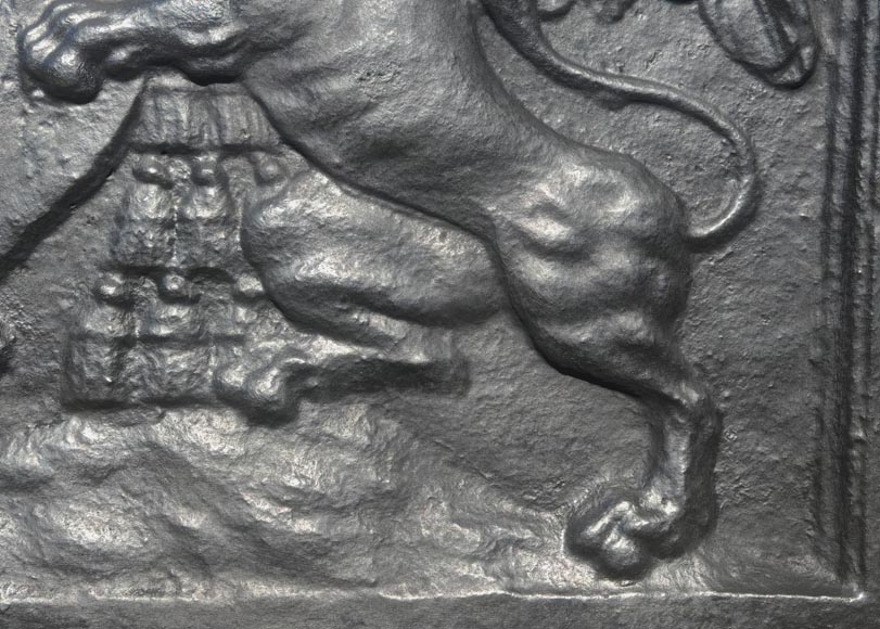 Important fireplace plaque with the coat of arms of David-Nicolas de Berthier, with a bull framed by two griffins-7