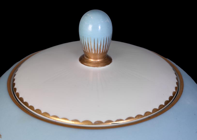 AU VASE ÉTRUSQUE – Porcelain Vase with Aquatic Decoration-3