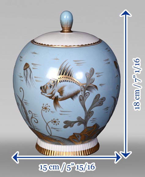 AU VASE ÉTRUSQUE – Porcelain Vase with Aquatic Decoration-10