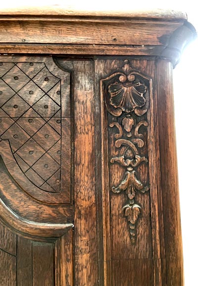 Carved and painted wooden overmantel mirror with a pastoral music trophy, in the Louis XV style, 19th century Carved and painted wooden overmantel mirror with a pastoral music trophy, in the Louis XV style, 19th century-7