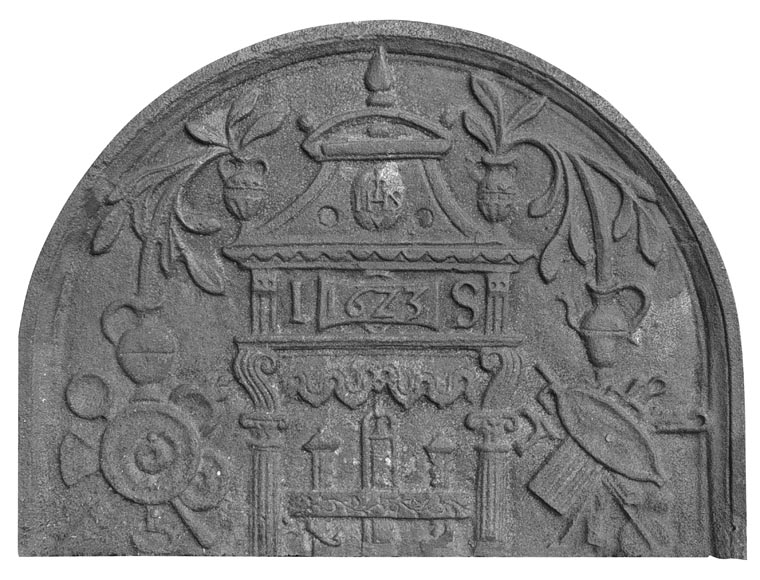  Cast iron fireback in a semicircle, dated 1623-0