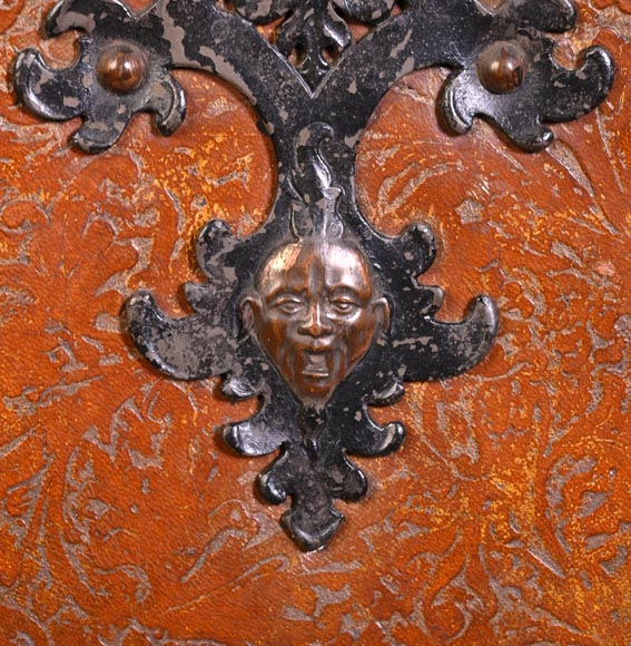 Leather and iron travelling case with dragons and mascarons-5